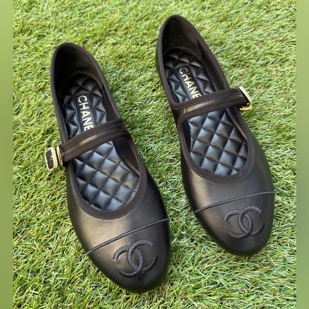 CHANEL CC LOGO BLACK LEATHER CAP TOE MARYJANE BALLET FLATS SHOES GOLD BUCKLE